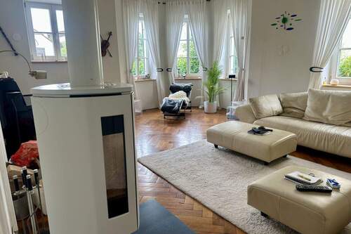 Wohnzimmer mit Holzofen - Etagenwohnung mit 149,00 m&sup2; in Landsberg zur Miete