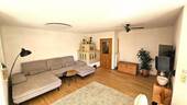Wohnzimmer mit Kachelofen - 7 Zimmer Reihenendhaus in Edling