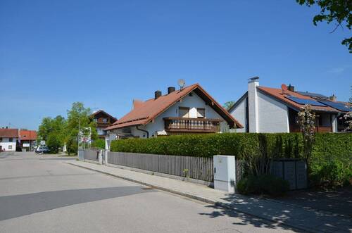 Straßenfront - Gute Lage gute Bebaubarkeit: schönes Grundstück in Putzbrunn