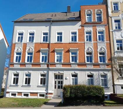 Hausansicht ohne Tonnen.jpg - 3-Raum-Erdgeschosswohnung in Chemnitz-Gablenz mit EBK