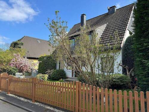 ....ein Frühlingsgruß im Vorgarten - 7 Zimmer Einfamilienhaus in Mönchengladbach