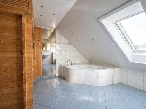 Badezimmer mit Eckbadewanne - 
