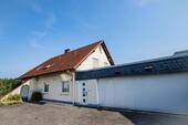 Frontansicht mit Doppelgarage - 1 Zimmer Einfamilienhaus zum Kaufen in Iserlohn