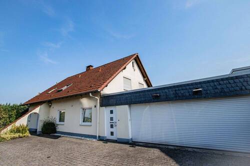 Frontansicht mit Doppelgarage - 1 Zimmer Einfamilienhaus zum Kaufen in Iserlohn