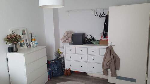 Schlafzimmer richtung Tür - 1 Zimmer Etagenwohnung in Nürnberg