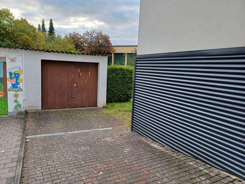 Einfahrt zur Garage und Garten - 7 Zimmer Doppelhaushälfte in Sankt Ingbert