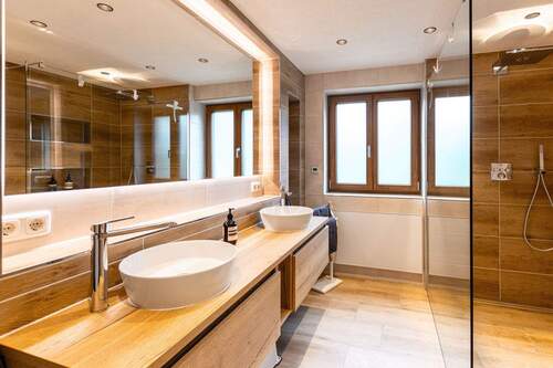 Teilansicht Duschbad Wohnung 1 - Einfamilienhaus mit 300,00 m² in Schneizlreuth zum Kaufen