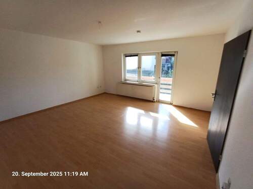 Wohnzimmer mit Südbalkon - 2 Zimmer Etagenwohnung zur Miete in Dortmund