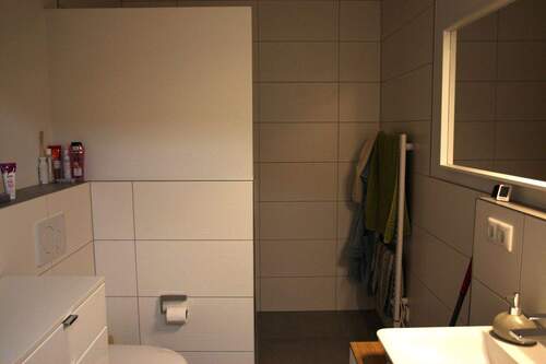 DUSCHBAD MIT EBENERDIGER DUSCHE - 