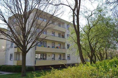 Birkenallee 91, Außenansicht auf die westlich ausgerichteten Balkone eines mehrgeschossigen, einzeln stehenden Wohngebäudes mit Flachdach - Gemütliche 3-Zimmerwohnung mit Balkon in Altenbauna-Baunsberg