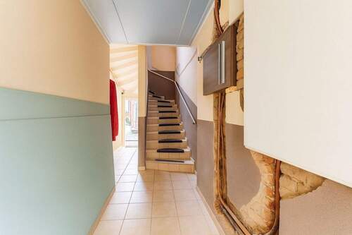 EG Flur Treppenhaus - 7 Zimmer Einfamilienhaus zum Kaufen in Borna