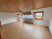 Wohnzimmer - Helle 2-Zimmer-Dachgeschosswohnung (71 m²) in ruhiger Lage nahe Kurpark