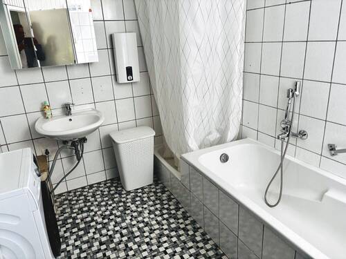 Bad mit Wanne/Dusche/WC - 