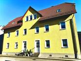 Ein stattliches Gebäude mit markanten Zwerchhausgiebel - 1 Zimmer Mehrfamilienhaus, Wohnhaus in Eltmann