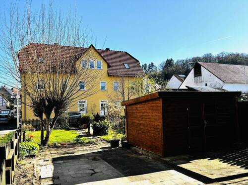 Ansicht des Hauses mit Gartengrundstück im Vordergrund - 