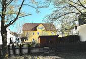 Ansicht des Hauses mit Gartengrundstück im Vordergrund - 
