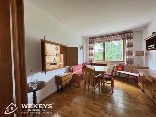 Esszimmer mit Durchreiche in die Küche - 