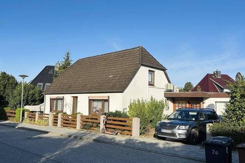 Hausansicht - 4 Zimmer Mehrfamilienhaus, Wohnhaus zum Kaufen in Lübeck