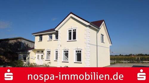 Straßenansicht - Modernisiertes Mehrfamilienhaus mit vielfältiger Nutzungsmöglichkeit und großem Grundstück!