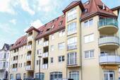 Außenansicht straßenseitig - Eigentumswohnung mit Tiefgaragenstellplatz und Loggia im beliebten Stadtfeld Ost