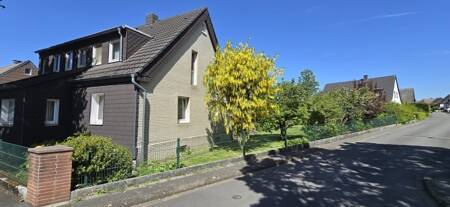 Ansicht Straßenseite Eigenheimweg - Wunderschönes großes Eckgrundstück mit großem Wohnhaus zu verkaufen