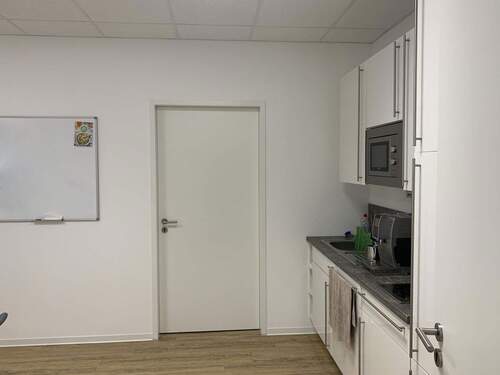 KÜCHE / TÜR SERVERRAUM - 