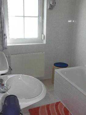 22 - OG Bad 1 mit Dusche und Wanne - 