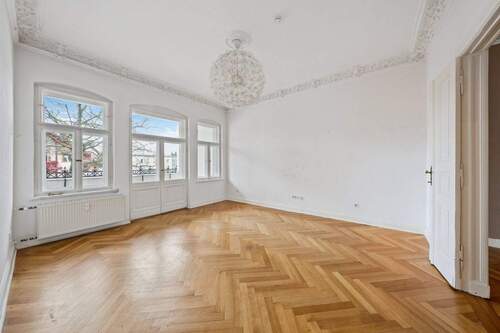 Wohnzimmer mit beeindruckenden Stuckelementen - Etagenwohnung mit 139,00 m&sup2; in Berlin zum Kaufen