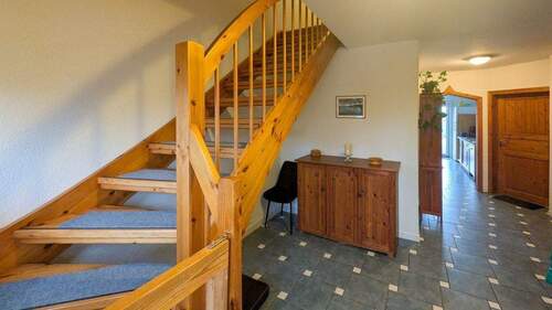 Treppenaufgang - 9 Zimmer Mehrfamilienhaus, Wohnhaus in Steinfeld