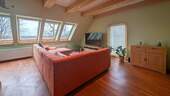 Wohnzimmer im Dachgeschoss - Mehrfamilienhaus, Wohnhaus mit 284,00 m&sup2; in Steinfeld zum Kaufen