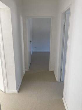 Flur mit weiß angelegten Wänden und hellem Linoleumboden - Etagenwohnung mit 59,00 m&sup2; in Heppenheim zur Miete