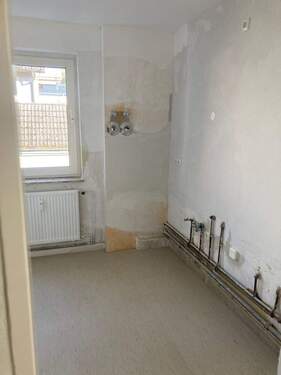 Küche mit tapetenfreien Wänden und hellem Linoleumboden - 