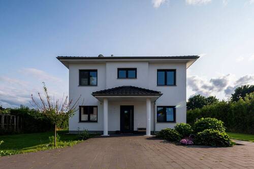 Hausfront - Modernes Einfamilienhaus mit Weitblick: Effizienz trifft Komfort auf 1.550?m² Grundstück