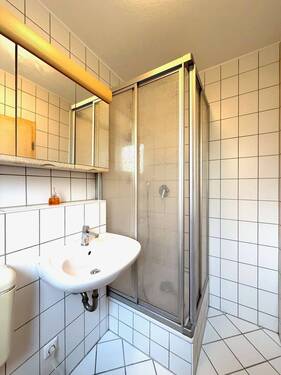 Bad mit Dusche - 