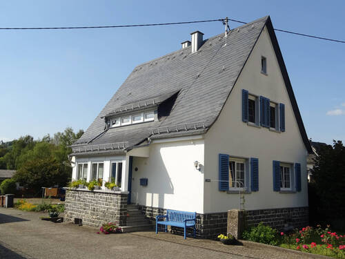 Haus 1 Frontansicht - 1 Zimmer Mehrfamilienhaus, Wohnhaus in Rückeroth