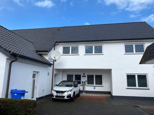 PKW Stellplatz mit Ladesäule - 
