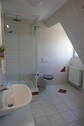 Badezimmer mit Dusche und WC - 