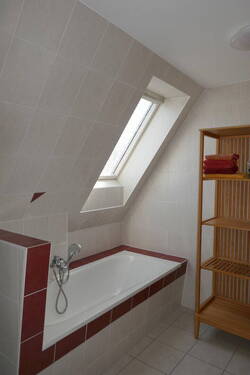 Badezimmer mit Wanne - 