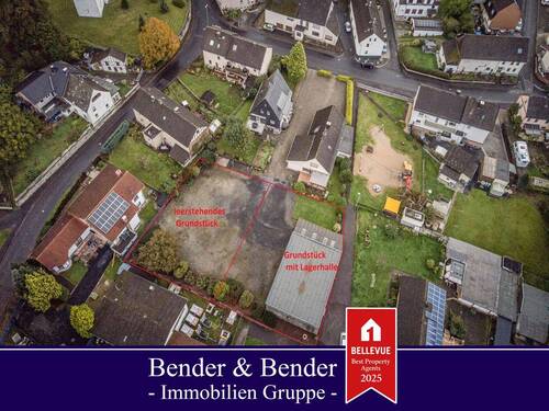 Drohnenaufnahme - Unbebautes Grundstück und Grundstück mit Wagen- und Lagerhallle - Gesamtfläche 1.517 m²