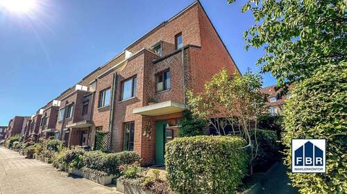 Imposante Fassade - 3 Zimmer Reihenendhaus zum Kaufen in Lübeck