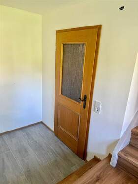 Wohnungstür mit Platz für die Garderobe - 2 Zimmer Etagenwohnung in Oberammergau