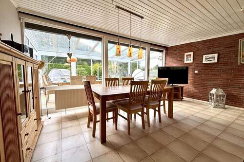 Essbereich mit Blick in den Wintergarten - 