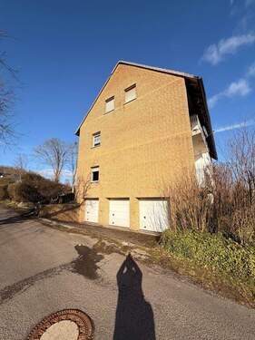 Seitenansicht mit Garagen - Mehrfamilienhaus, Wohnhaus in Birken-Honigessen