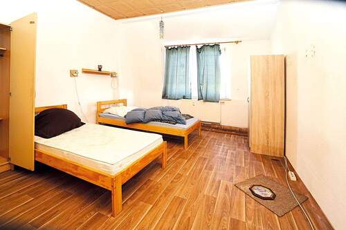 Zimmer - 1 Zimmer Mehrfamilienhaus, Wohnhaus zum Kaufen in Zeitz