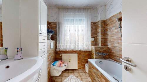 Badezimmer mit Badewanne - 