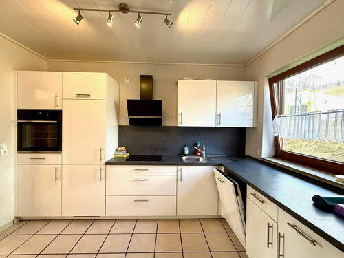 Bild 2 - 8 Zimmer Einfamilienhaus zum Kaufen in Burbach