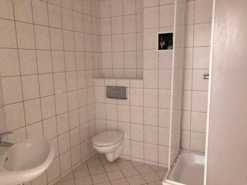 Badezimmer - Etagenwohnung mit 76,20 m² in Halle zur Miete