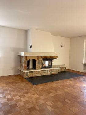 Wohnbereich mit Kamin - 4 Zimmer Etagenwohnung in Nohfelden / Bosen