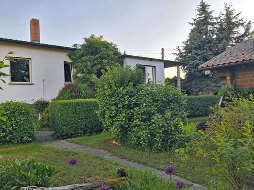 Garten/Nordseite - Massives Einfamilienhaus mit großem Holzblockhaus in Gohrau