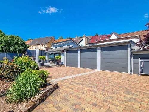 Garagen - Mehrfamilienhaus, Wohnhaus mit 176,00 m&sup2; in Lutherstadt Eisleben zum Kaufen